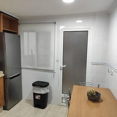 Apartment 2, Amplio Con Garaje, 3 Dorms, 1 Bano *